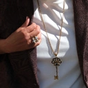 Złoty pierścionek na gumce z perełkami i kryształem. LAMPKA SZAMPANA