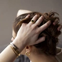 Sztywna otwarta bransoletka w kolorach srebra i złota. DWA W JEDNEJ