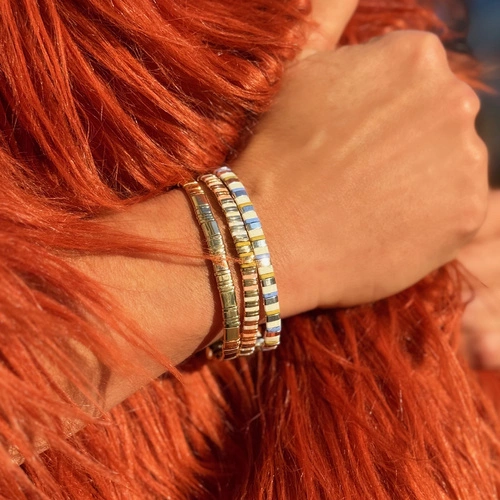 Bransoletka na gumce z kolorowych elementów. MOJA WOLNOŚĆ