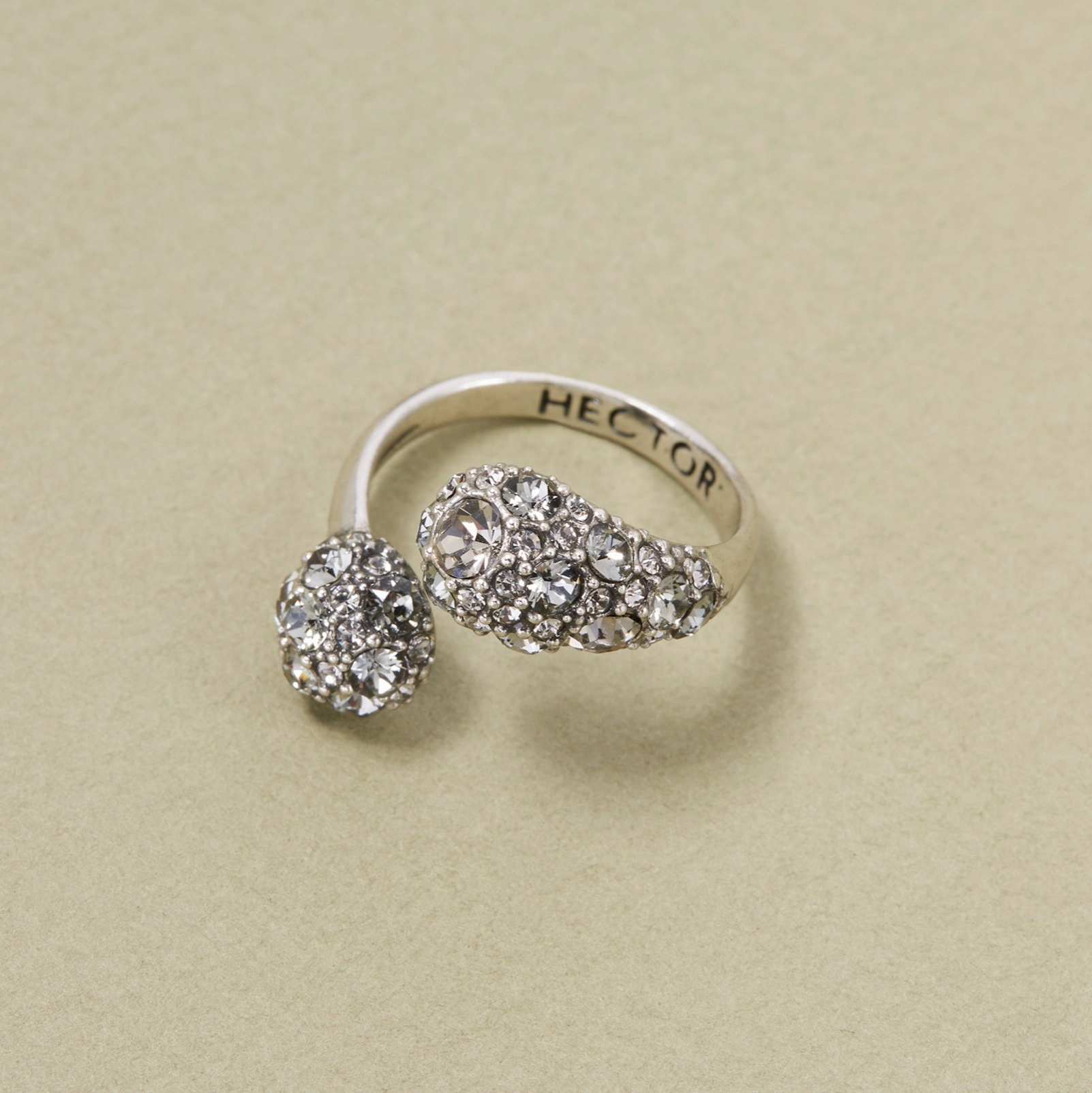 Otwarty srebrzony pierścionek z kryształowymi łezkami. DO ŁEZKI ŁEZKA