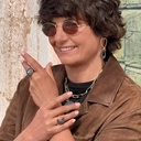 Złoty pierścionek z dekorem z diamentowych łańcuszków. WINOBRANIE