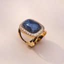 Złocony pierścień z sodalitem w oprawie z cyrkoniami. KAMIEŃ PRAWDY