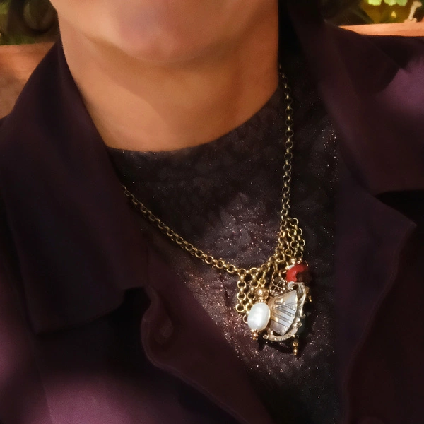 Złocony naszyjnik z zawieszką w formie herbu i kamieniami. STORIA DELLA FAMIGLIA