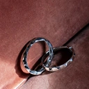 Sztywna srebrzona bransoletka o wytłaczanej powierzchni. SILVER MOON