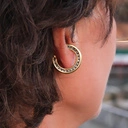 Pozłacana nausznica w formie okręgu z kryształkami. ALPHA