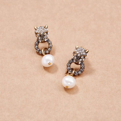 LEOPARDOS CON UNA PERLA. Pendientes colgantes