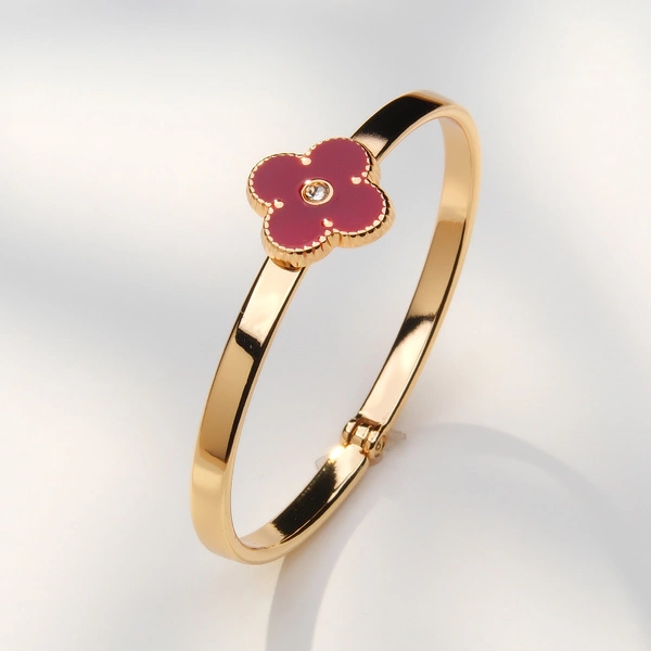 Złocona bransoletka z kwiatem w kolorze czerwonej dalii. CZERWONA DALIA