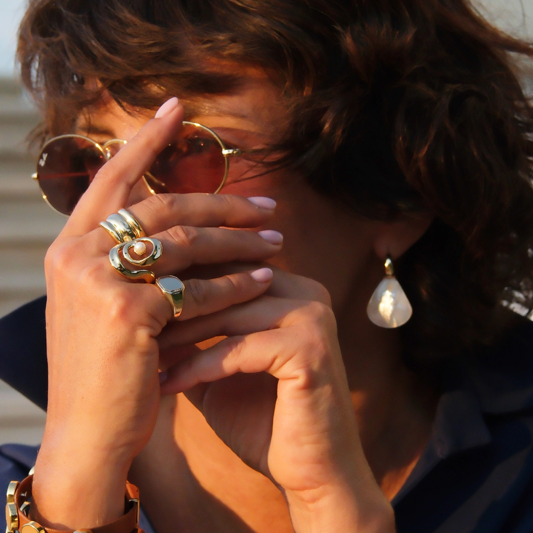 Szeroki pozłacany pierścionek wysadzany cyrkoniami. CASINO ROYAL