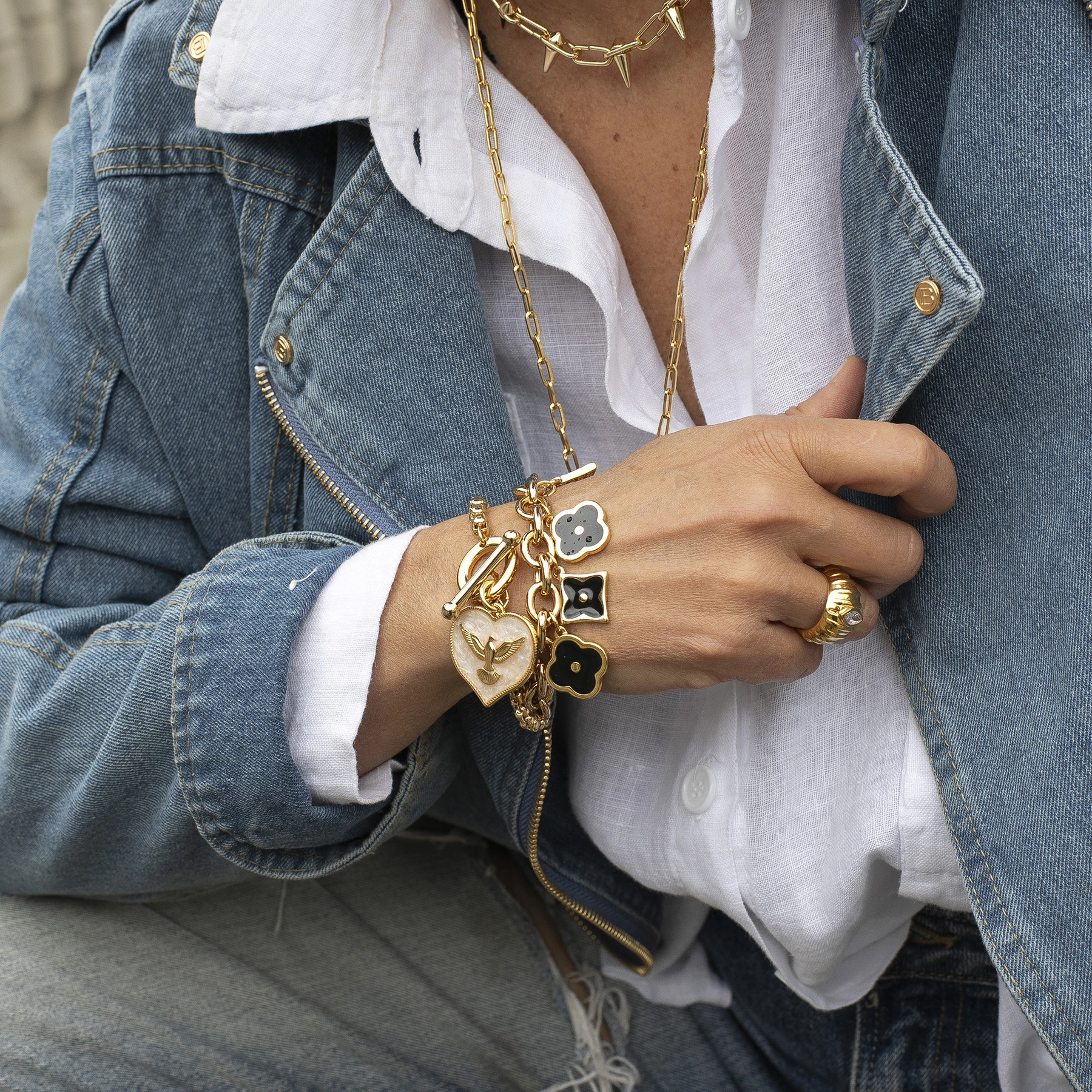 Złocona bransoletka łańcuch z sercem z motywem gołębicy. SERCE NA DŁONI