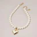 Krótki naszyjnik z pereł z dekorem w kształcie serca. DLA NIEPOKORNEJ