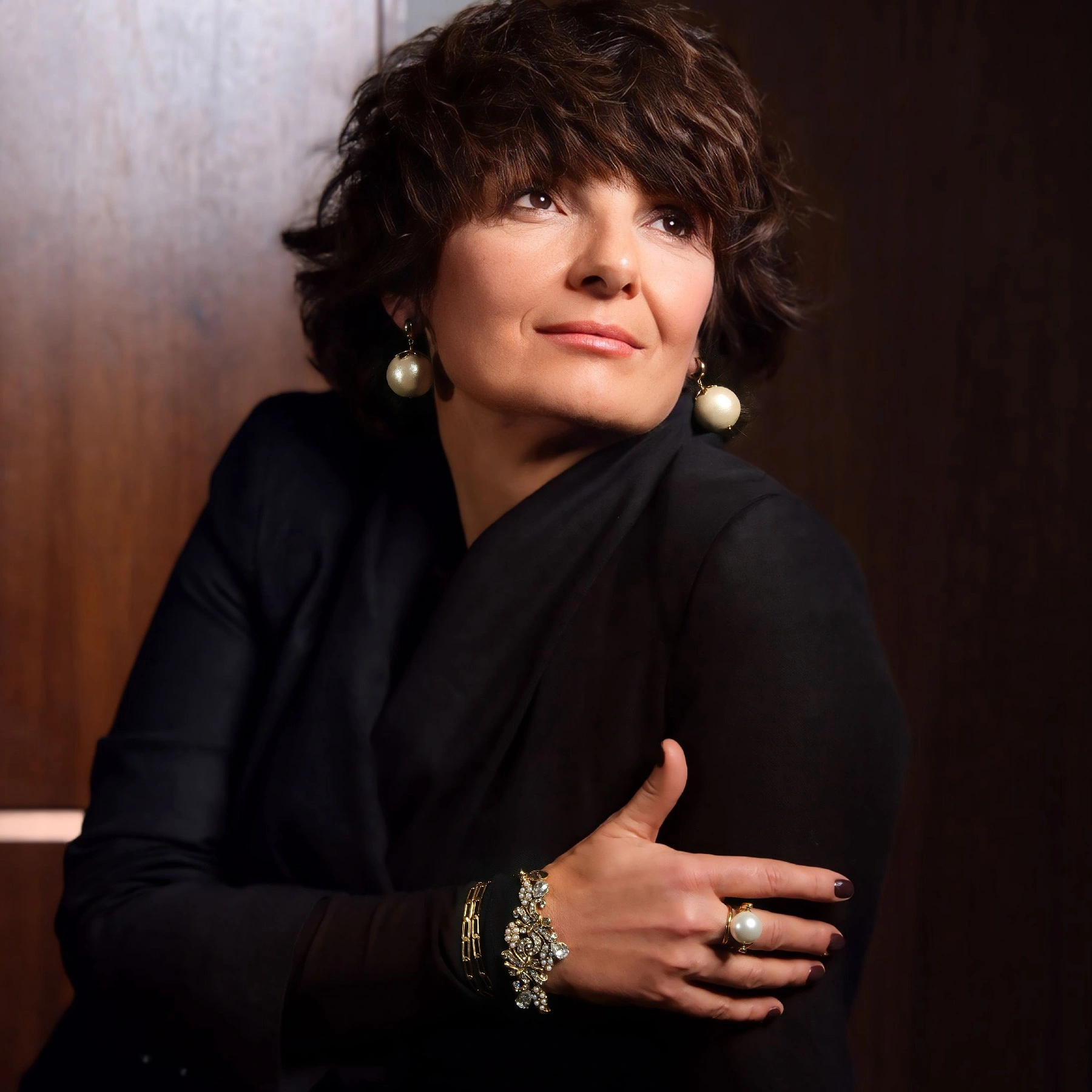 Złocony pierścionek z perłą w subtelnej oprawie. MICHELE