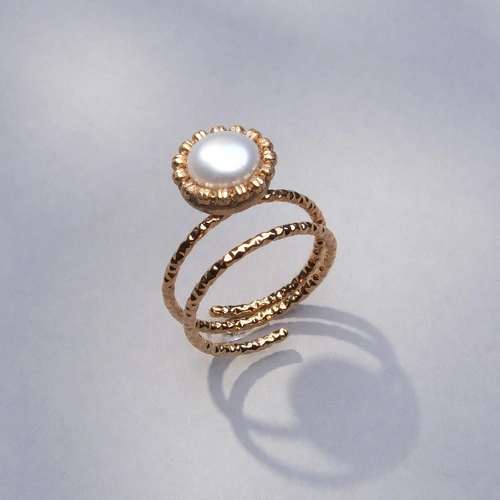 Pierścionek z perłą w oprawie z diamentowych łańcuszków. MGŁA NAD UMBRIĄ