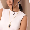 Złocony naszyjnik z dekorem a la nutka z sodalitem. NUTKA SODALITU