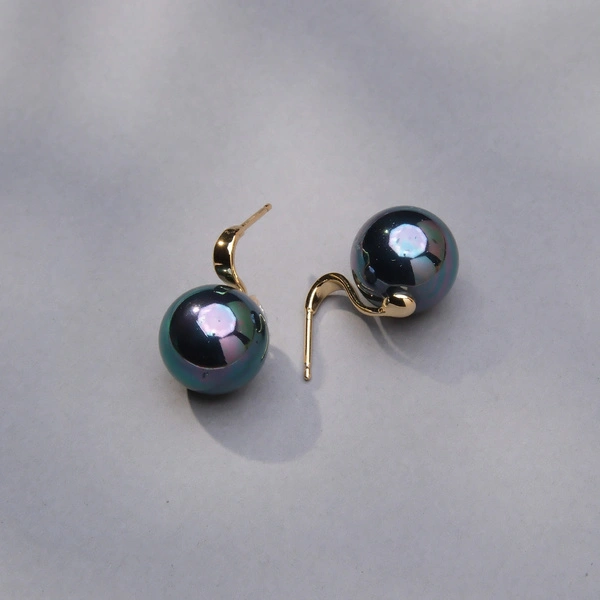 Kolczyki ze szklanymi perłami w kolorze petrol na haczykach. KOCHAM TO NIEBO