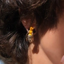 Pozłacane kolczyki wiszące z emaliowaną pszczółką. MIÓD NA USZY