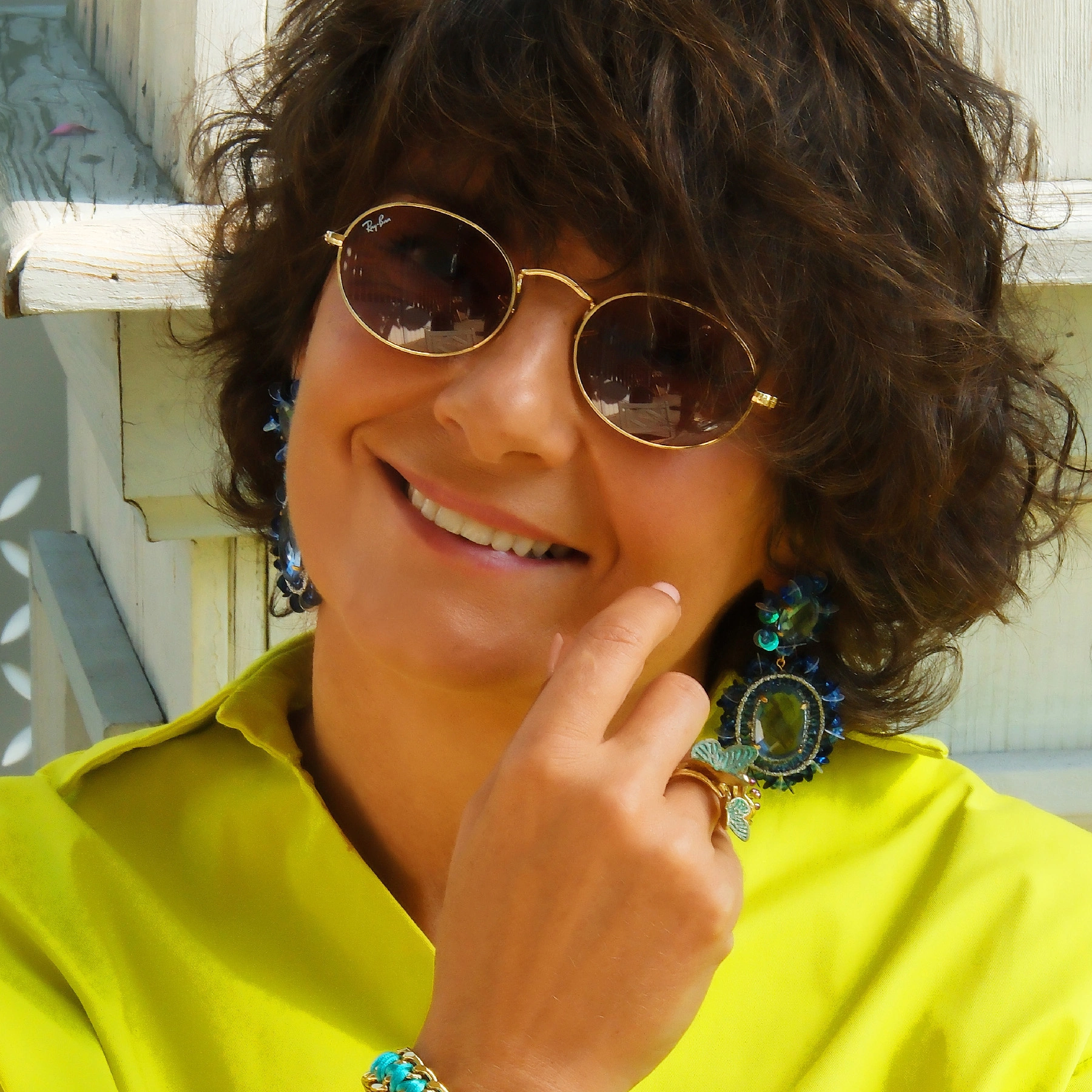 Długie owalne kolczyki wiszące z niebieskimii kryształami. LUSTRA NIEBA