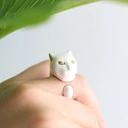 Pozłacany pierścionek z emaliowaną głową pantery. CAŁA NA BIAŁO