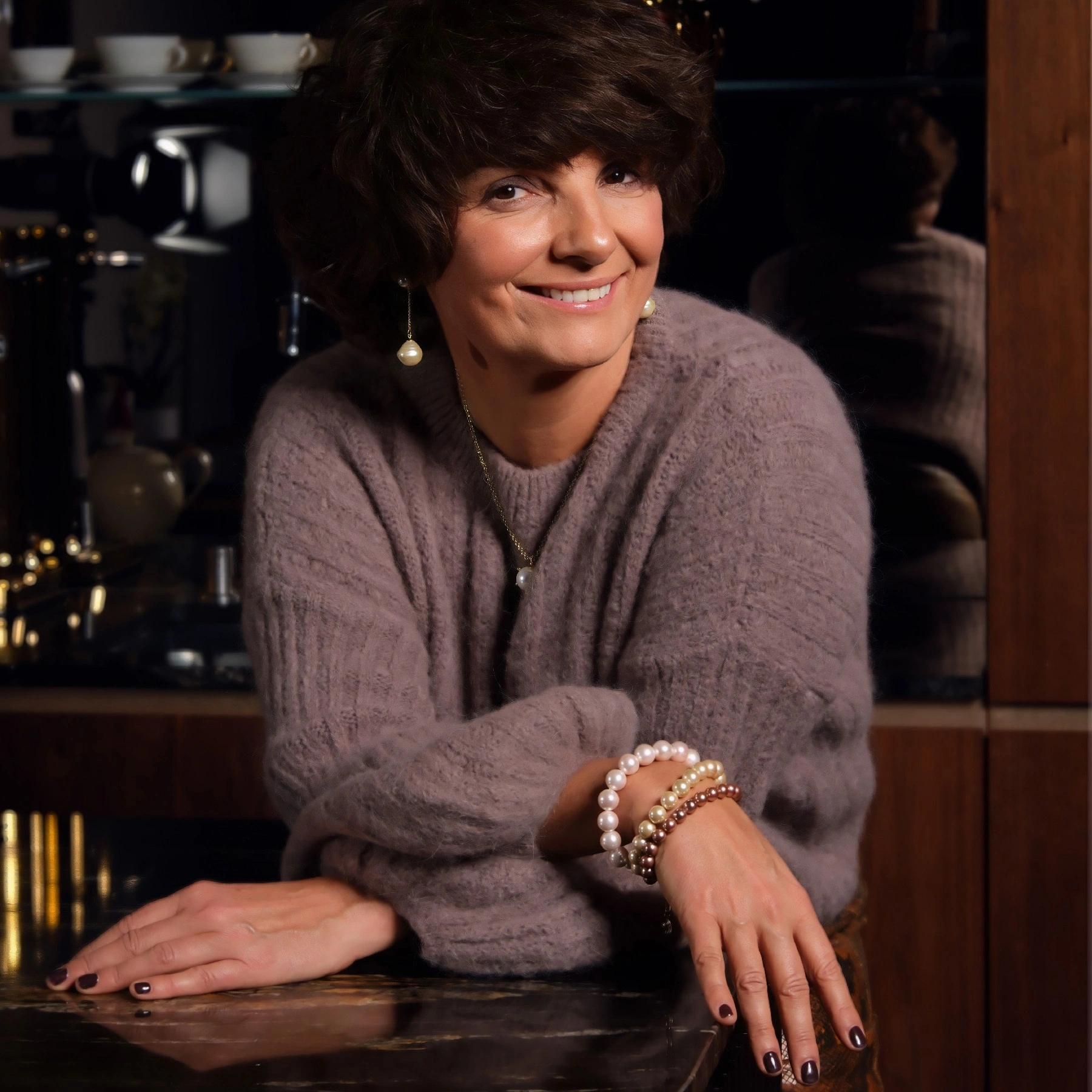 Pozłacane kolczyki z dwiema szklanymi perłami. MIŁOSNE GESTY