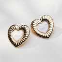 Złocone kolczyki w formie serca z masą perłową. AKT MIŁOŚCI