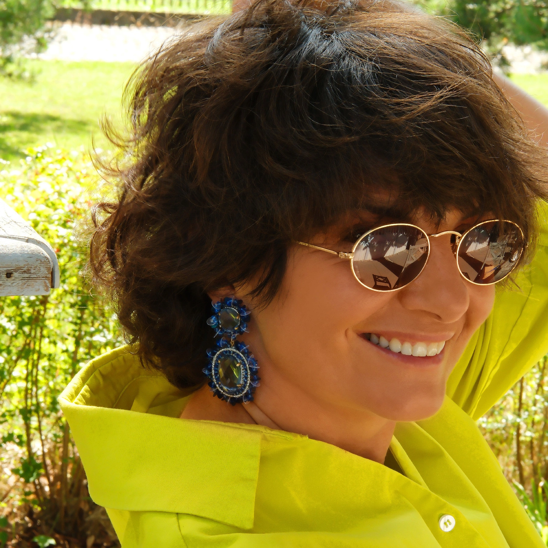 Długie owalne kolczyki wiszące z niebieskimii kryształami. LUSTRA NIEBA