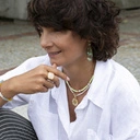 Krótki naszyjnik z zielonych koralików i białych perełek. NOIA