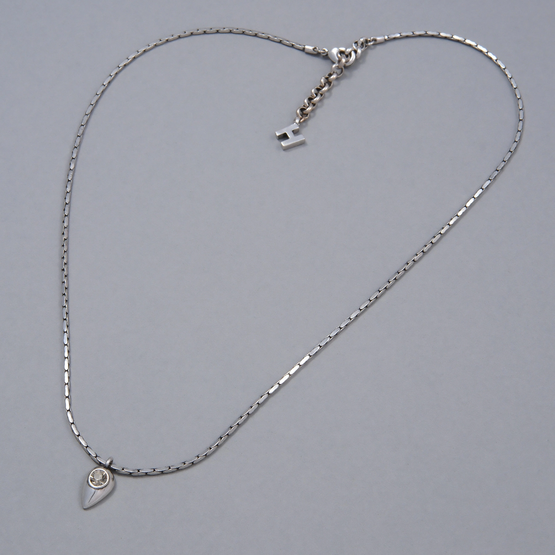 Srebrny naszyjnik z zawieszką odwróconą łezką. SREBRNA RAPSODIA