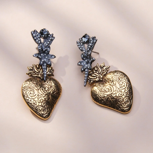 Złocone kolczyki z sercami z grawerowanymi motywami. CAŁYM SERCEM