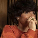 Regulowany pierścionek z zielonymi kryształkami. BOSO PO TRAWNIKU