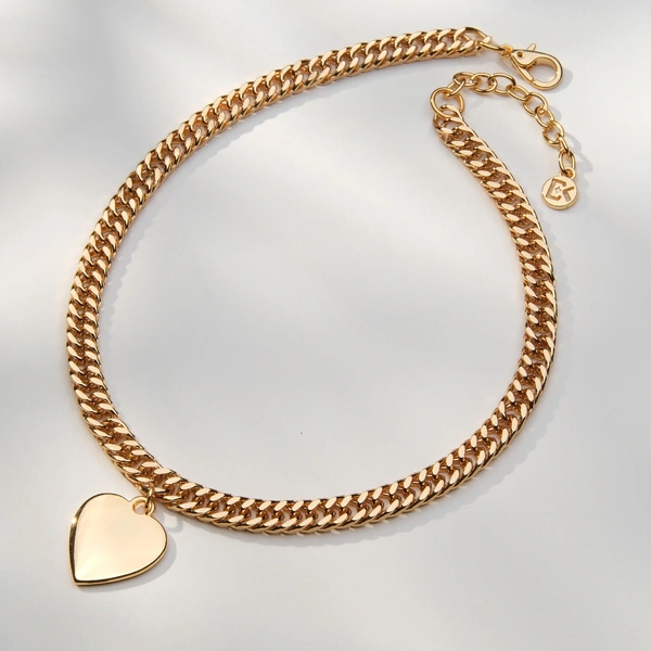 Krótki złocony naszyjnik na pancerce z płaskim sercem. ZERO PRESJI