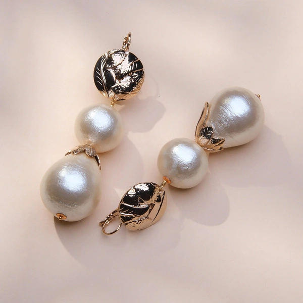 Złocone kolczyki z motywem liści i perłami bawełnianymi. OGRODY SECESJI