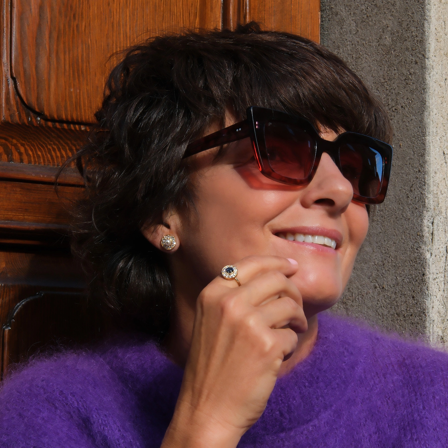 Małe złocone kolczyki z perłą i białymi kryształkami. CIEPŁY LÓD