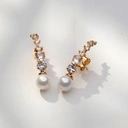 Pozłacane kolczyki wiszące z kryształkami i perłami. JENNY