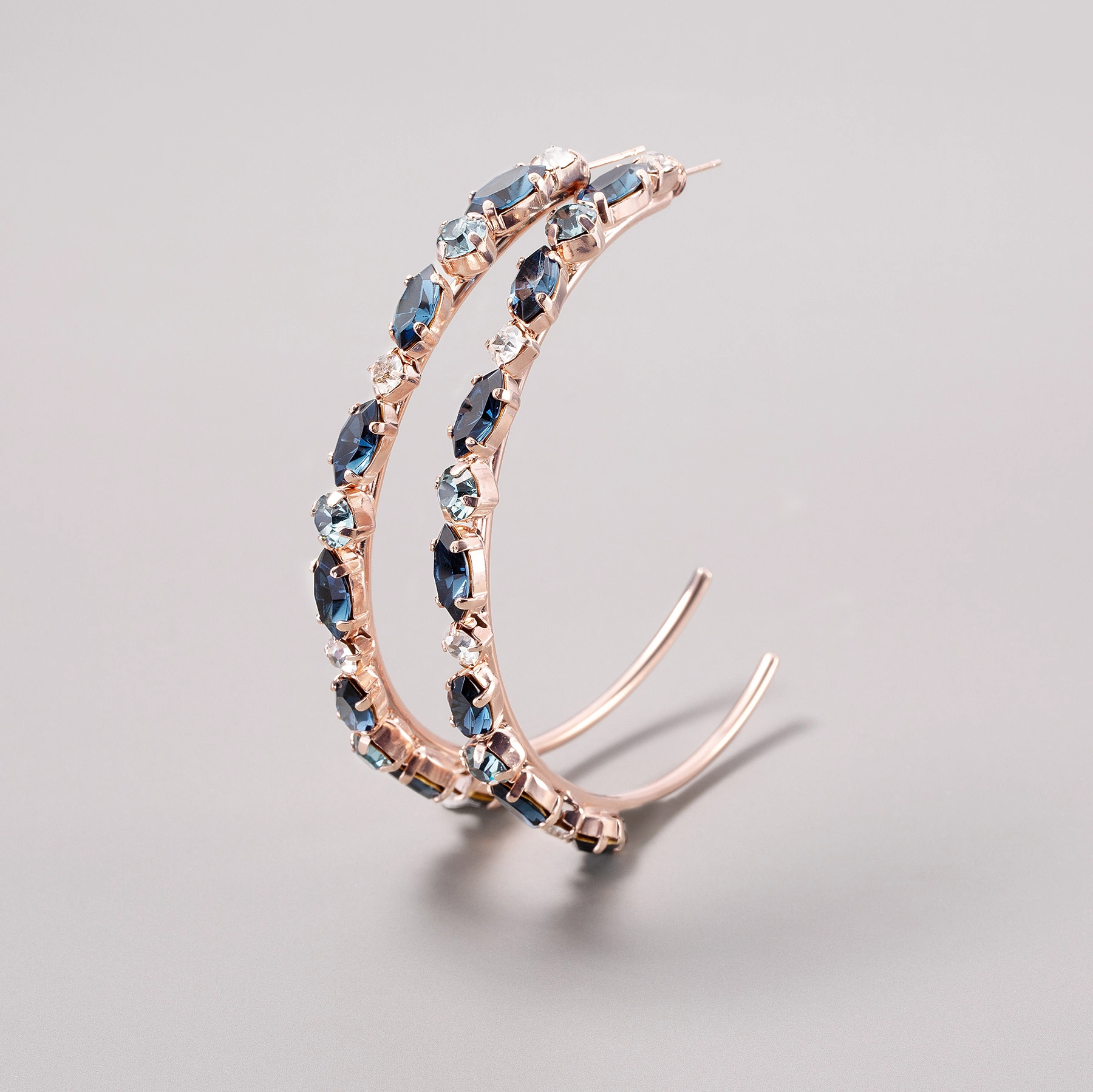 Posrebrzane kolczyki w formie półksiężyców z kryształkami. ISKRZĄCY EREV