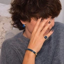 Złocony pierścień z okrągłym granatowym sodalitem. GRANATOWA NOC