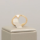 Pozłacany otwarty pierścionek z trójkątnym kryształem. TREBBIANO