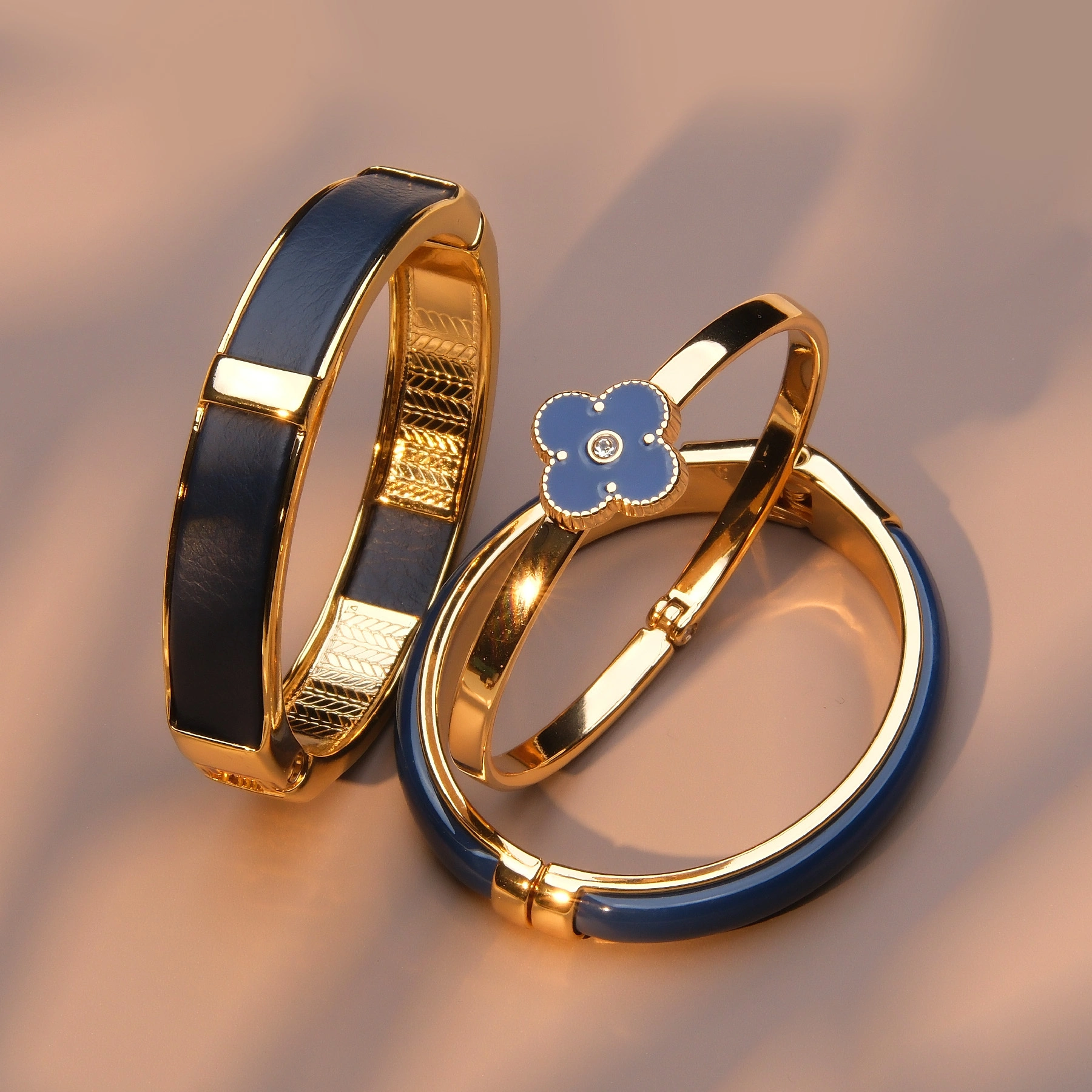 Zestaw trzech sztywnych bransoletek w złocie i granacie. KLASA SAMA W SOBIE