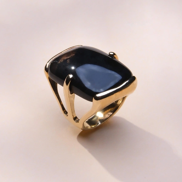 Złocony pierścień z czarnym prostokątnym agatem. MOC AGATU