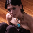 Pozłacany wisior z błękitnym sercem z muszką z cyrkonii. LECĘ BO CHCĘ