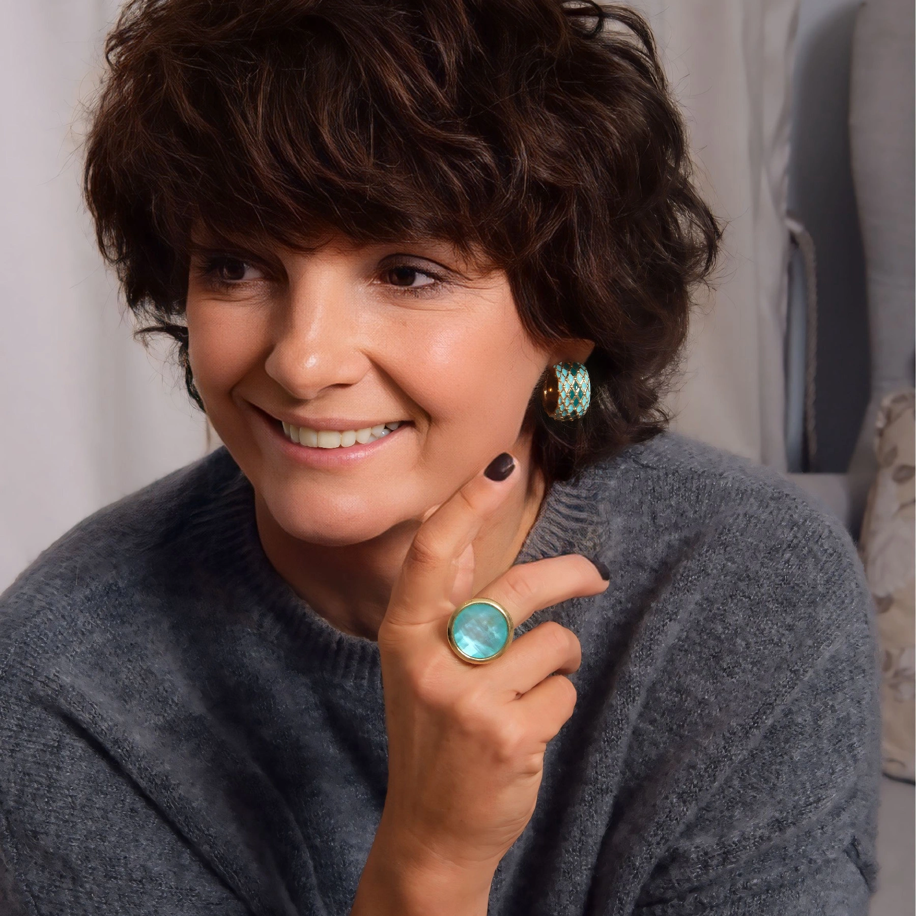 Złocone okrągłe kolczyki z niebieskimi rombami. O ŚWICIE