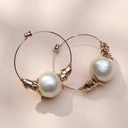 Złocone kolczyki z perłowym koralikeim w objęciu liści. ZŁOTE LAURY