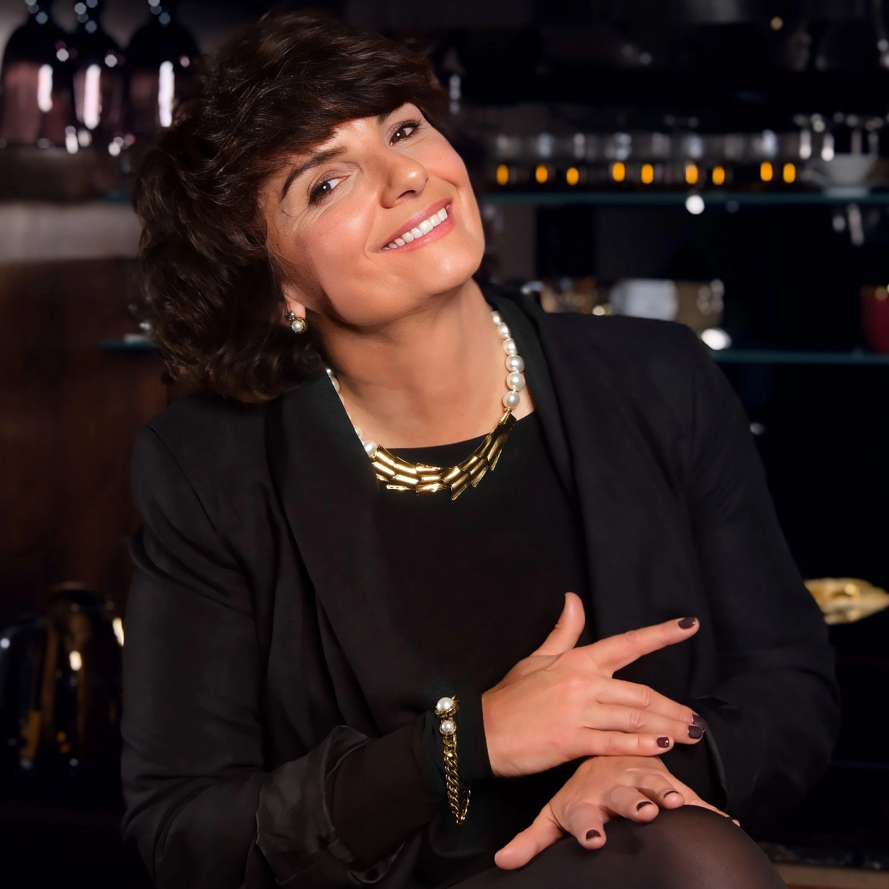 Złocone kolczyki z perłą i kryształem black diamond. JACKIE