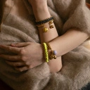 Drobne pozłacane kolczyki o nieregularnej formie. AWANGARDA