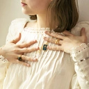 Pozłacany pierścionek z opalowymi kryształami. TU I TERAZ