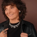 Krótkie kolczyki z przezroczystymi kryształkami. TRIANON