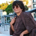 Małe srebrzone kolczyki w formie rogów z kryształkami. LAURINDA