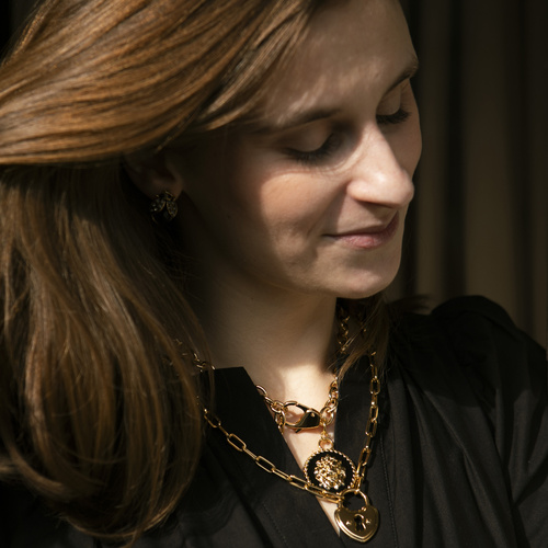 SANTO VERSACE. Colgante con un león negro