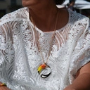 Pozłacany wisior z zawieszką z kolorowym tukanem. GŁOS TROPIKÓW