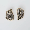 Złocone kolczyki z ażurowym czarnym dekorem i kryształem. WITRAŻE MARZEŃ