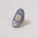 Pozłacany pierścionek z ornamentem z cyrkonii. WEEKEND W ASYŻU