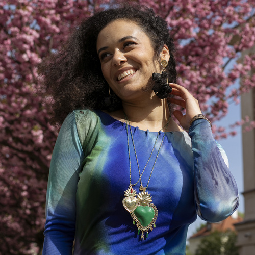 GÓTICO. Pendientes de flores en colores negros